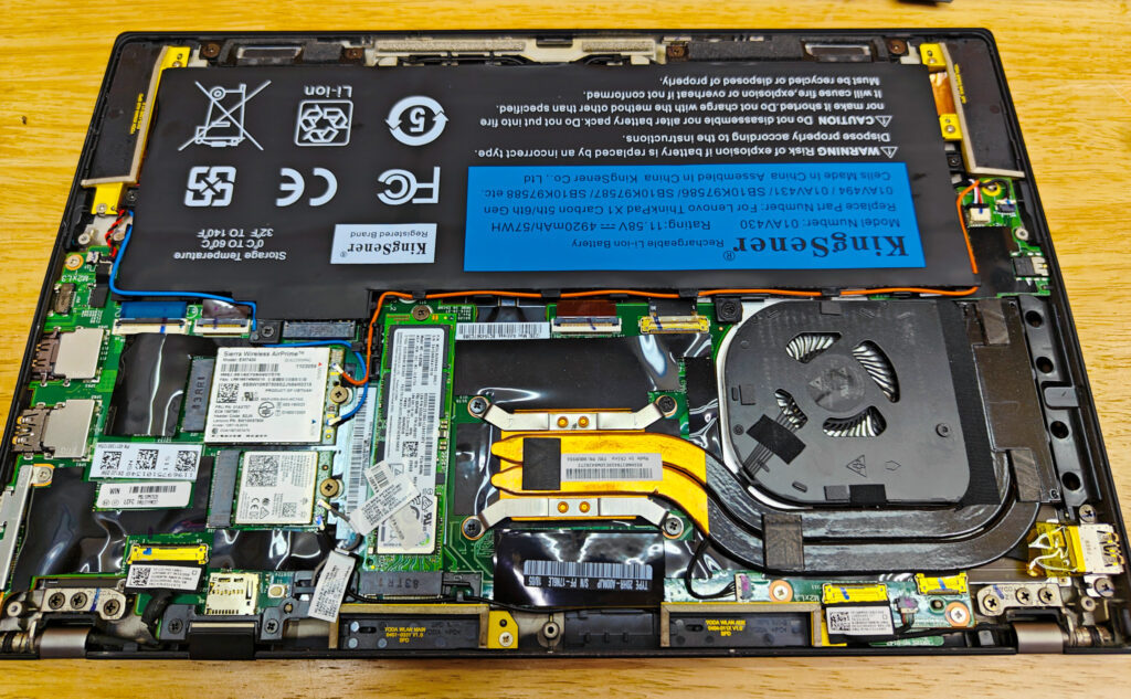ThinkPad X1 Carbonのカバーめくりった状態