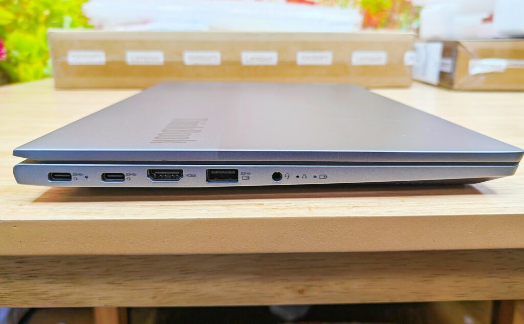 ThinkBook 14 Gen 5 (AMD)の左側
