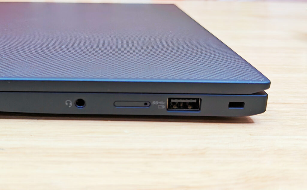 ThinkPad X1 Carbon Gen 11の端子