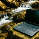 秋の面影感じるせせらぎとThinkPad。